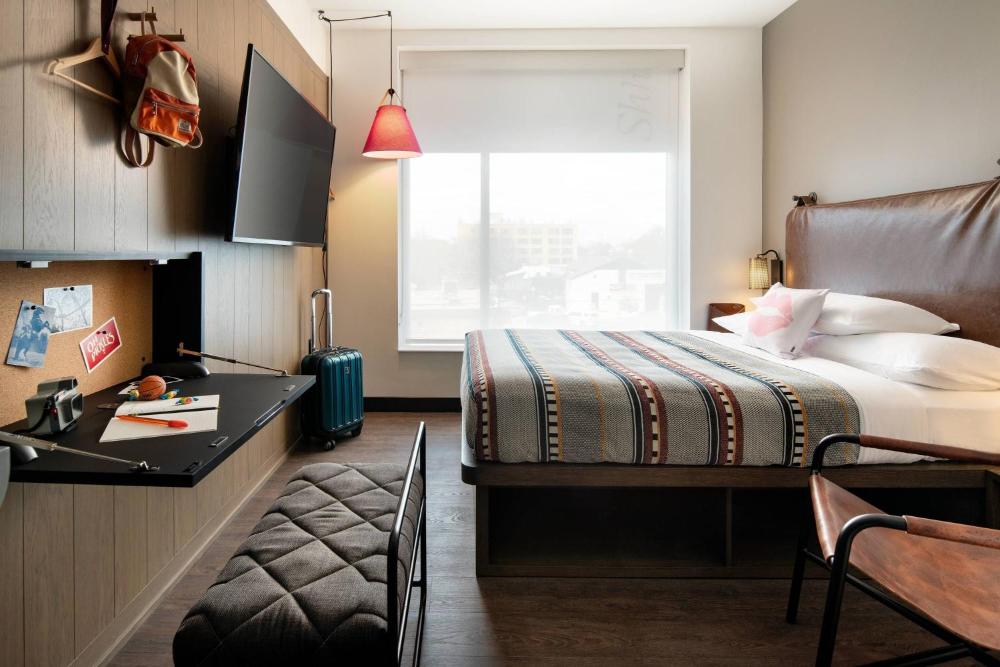 Queen Guest Room interior